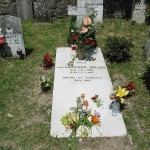 La tomba di don Lorenzo nel piccolo cimitero di Barbiana