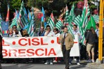 Il corteo sfila tra le strade di Brescia