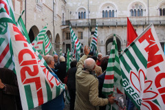 Situazioni e persone dal presidio sindacale in Prefettura (galleria di immagini)