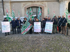 Il presidio dei lavoratori della Sanità privata: profitti su ma salari fermi