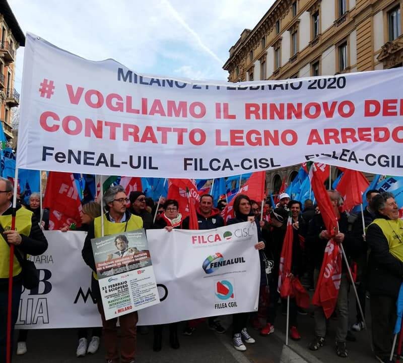 A Milano la protesta dei lavoratori legno-arredo delle regioni del Nord
