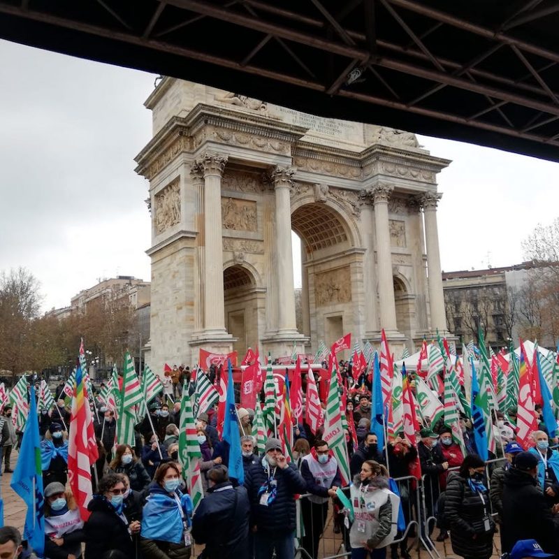 In migliaia in piazza stamane a Milano per cambiare la manovra